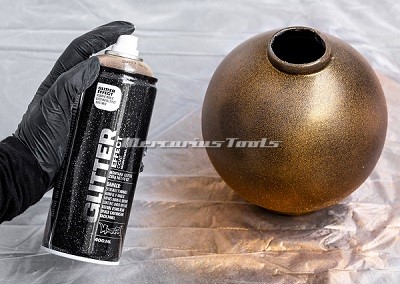 Toepassing Dusty Gold Glitter effect spray van Montana -Mercurius Tools